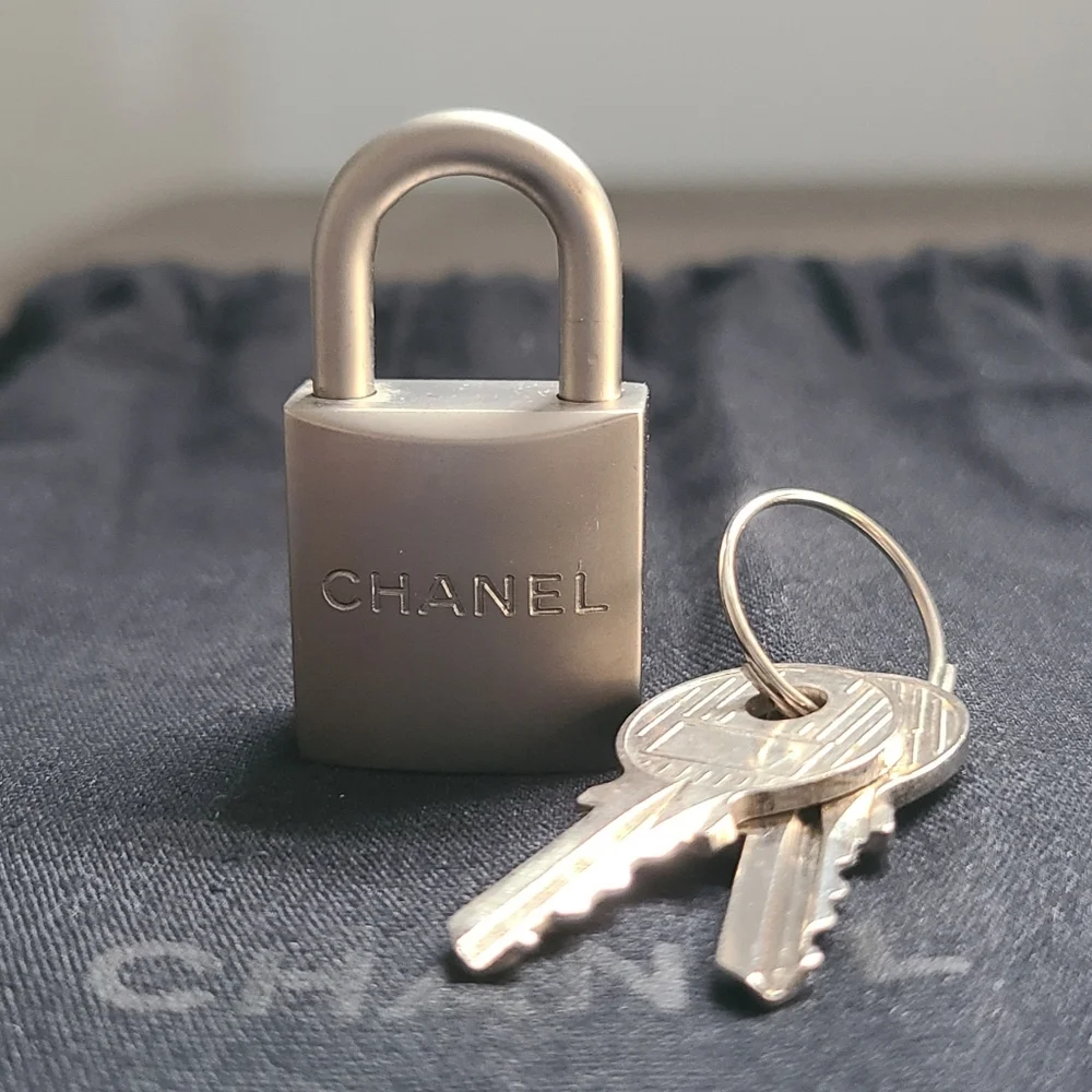 🔥RARE🔥CHANEL Matte Metallic Silver Lock with‎ 2 Keys and Dust Bag